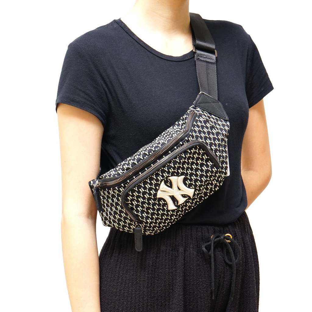 M7B Classic Monogram Hipsack